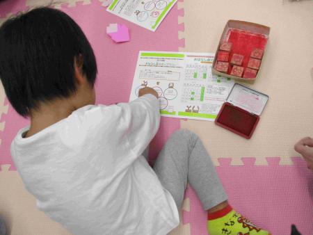 台紙にスタンプを押す参加者