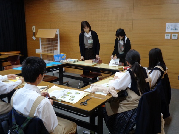 本のフィルムコーティング作業の様子 本のフィルムコーティング作業の様子