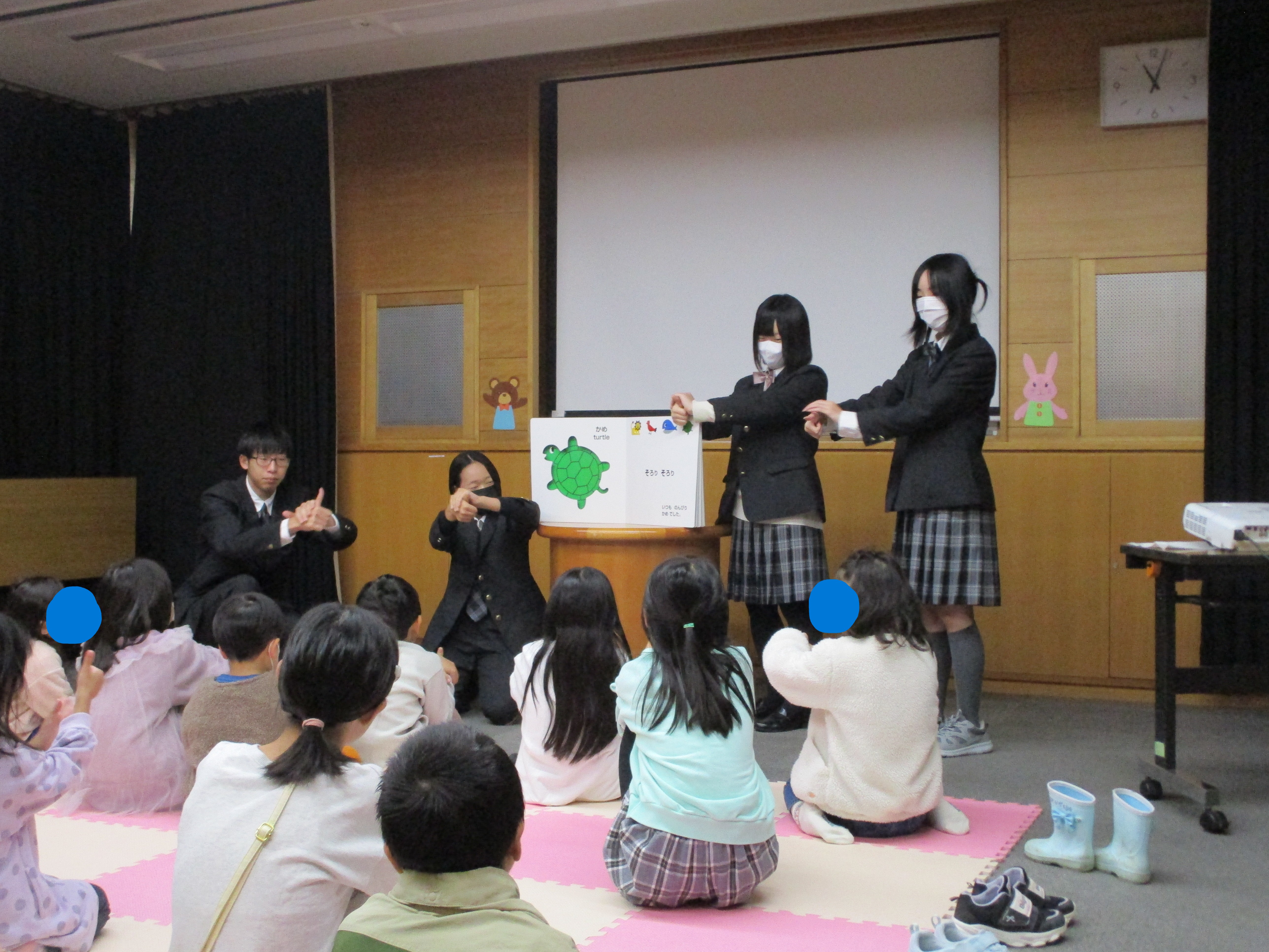 手話つきおはなし会のようす1 手話つきおはなし会のようす1