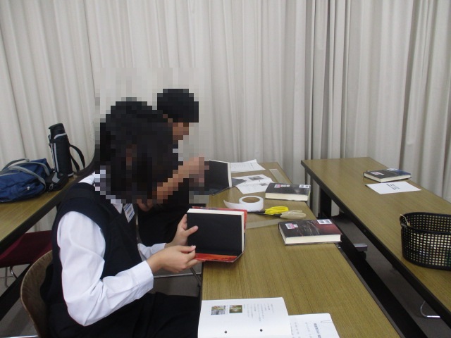 本の修理の様子 本の修理の様子