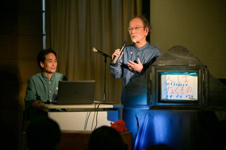 やべみつのり先生による紙芝居「ひとはなくもの」の実演