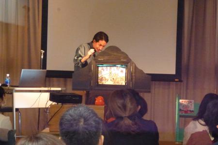 矢部太郎さんによる紙芝居「うさぎとかめ」の実演