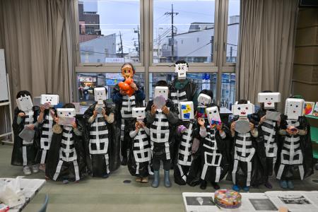 ほねほねマンのおめんを着けて記念撮影