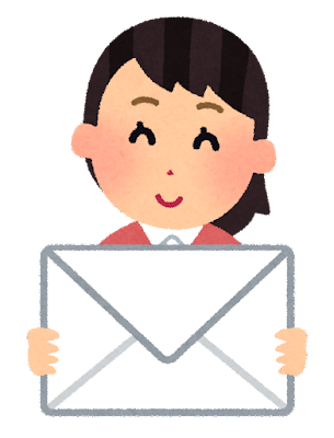 封筒を持つ女性 封筒を持つ女性