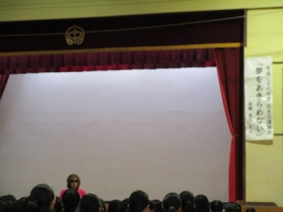 高校卒業後の講演の様子の写真 高校卒業後の講演の様子の写真