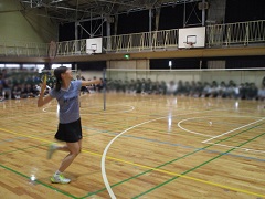 豊田選手がラケットを振る写真