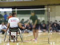 握手で健闘をたたえる姿の写真