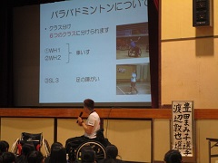 渡辺選手による車いすクラスの説明の写真1