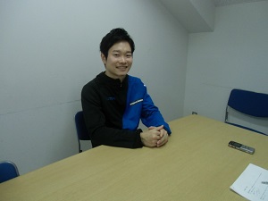 インタビュー中の岩渕選手の写真