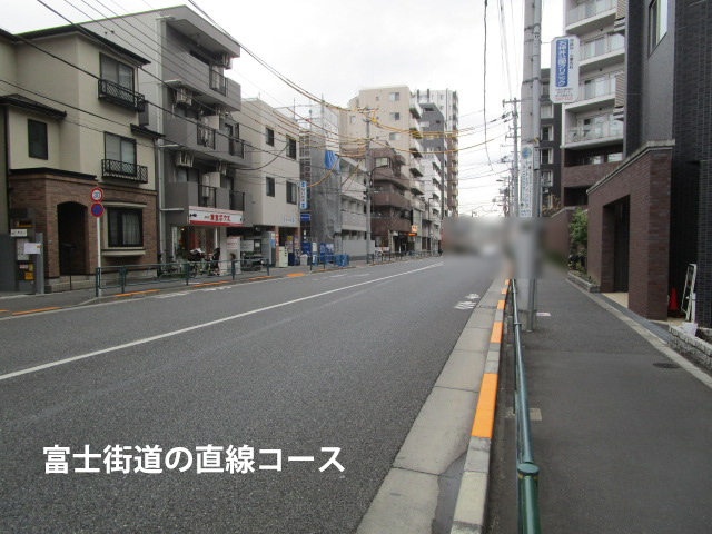富士街道の直線コースの写真