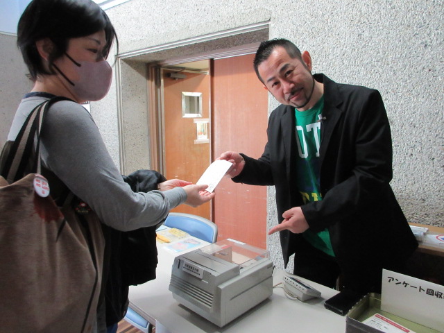 投票用紙を交付する講師