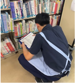 棚から本を引き出す作業 棚から本を引き出す作業