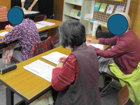 アンケートに答える様子 アンケートに答える様子