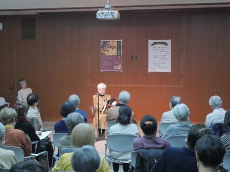 二つ目の作品の朗読中の写真 二つ目の作品の朗読中の写真