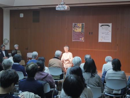 三つ目の作品の朗読中の写真 三つ目の作品の朗読中の写真