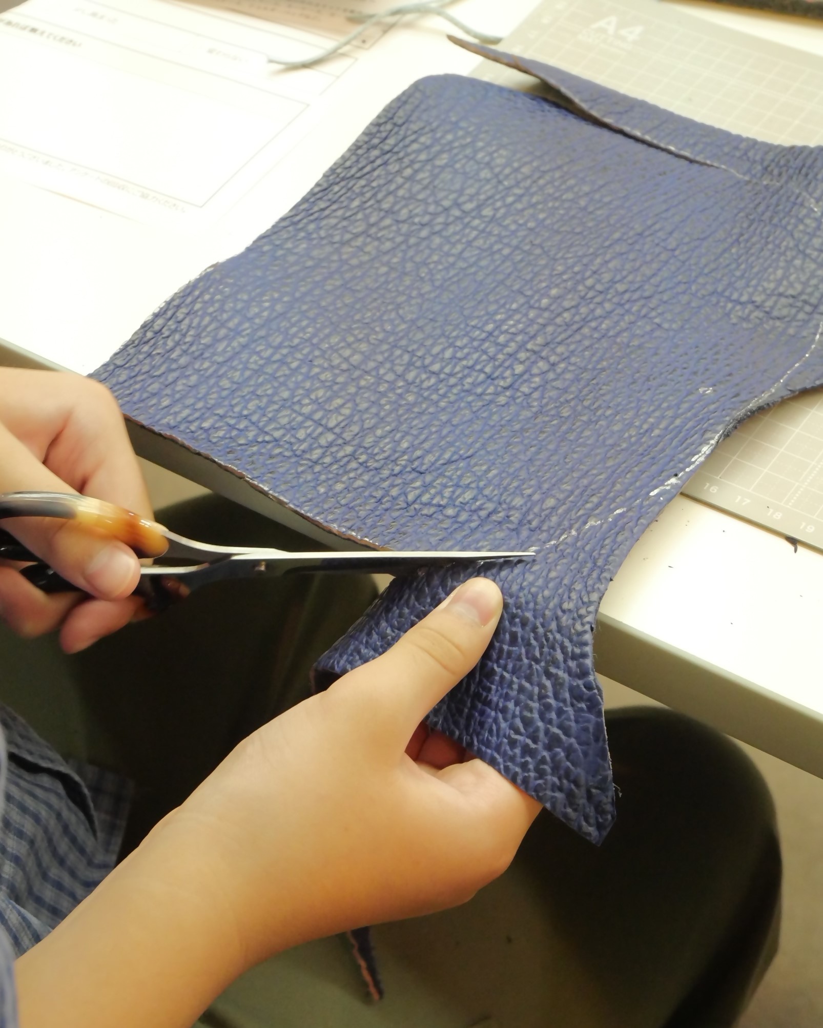 革を切る参加者の手元