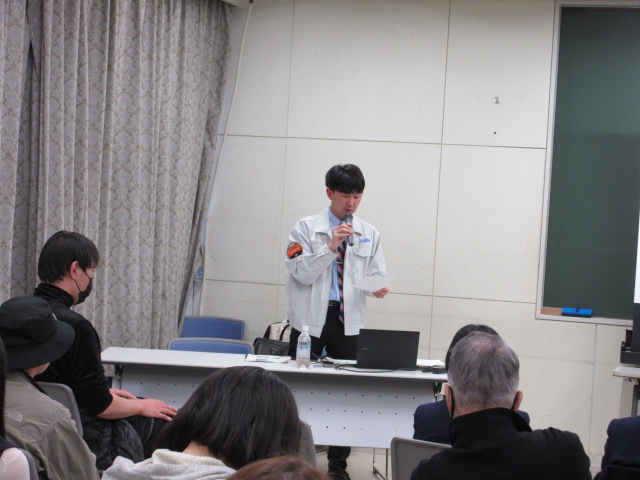 講師が解説している写真