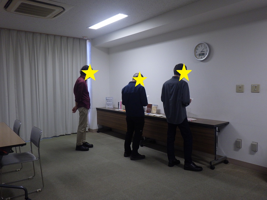 展示本を手に取る様子 展示本を手に取る様子