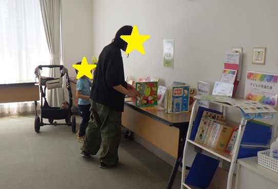展示本を見る様子2 展示本を見る様子2