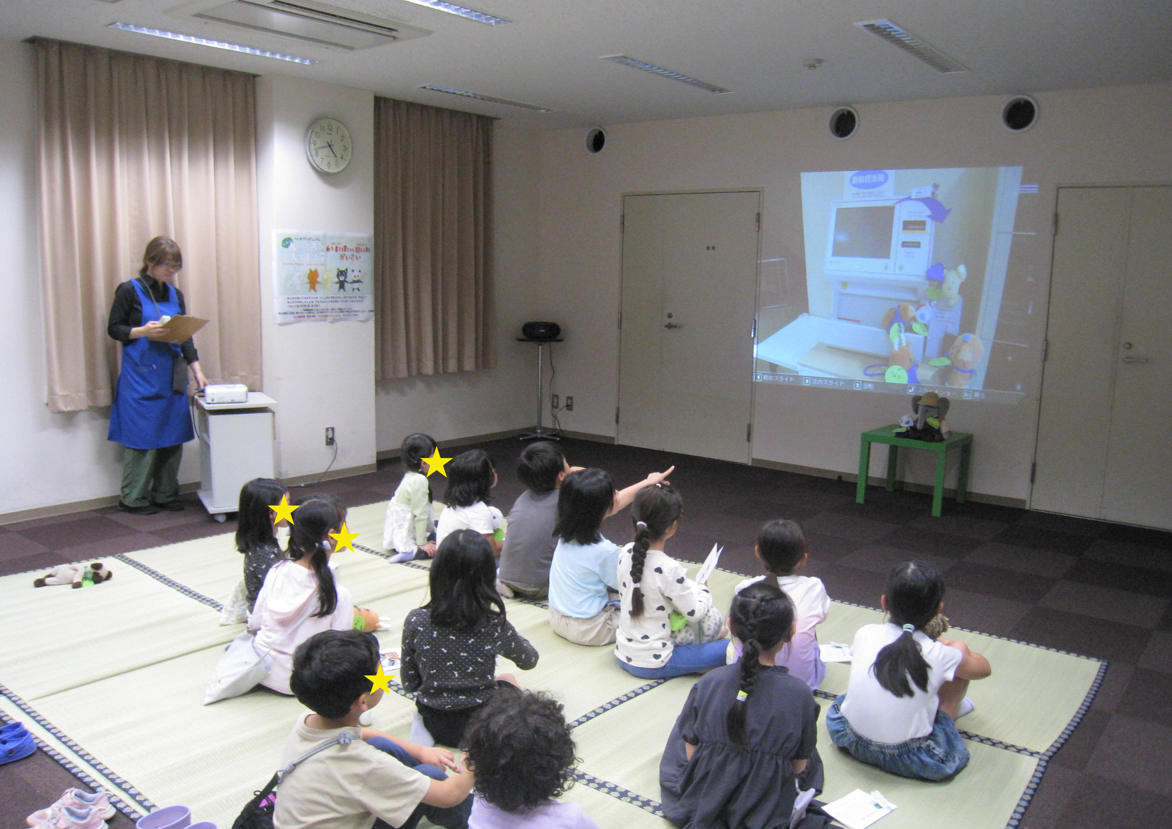 おむかえの日　おとまり中の様子をスライドショーで見ている写真