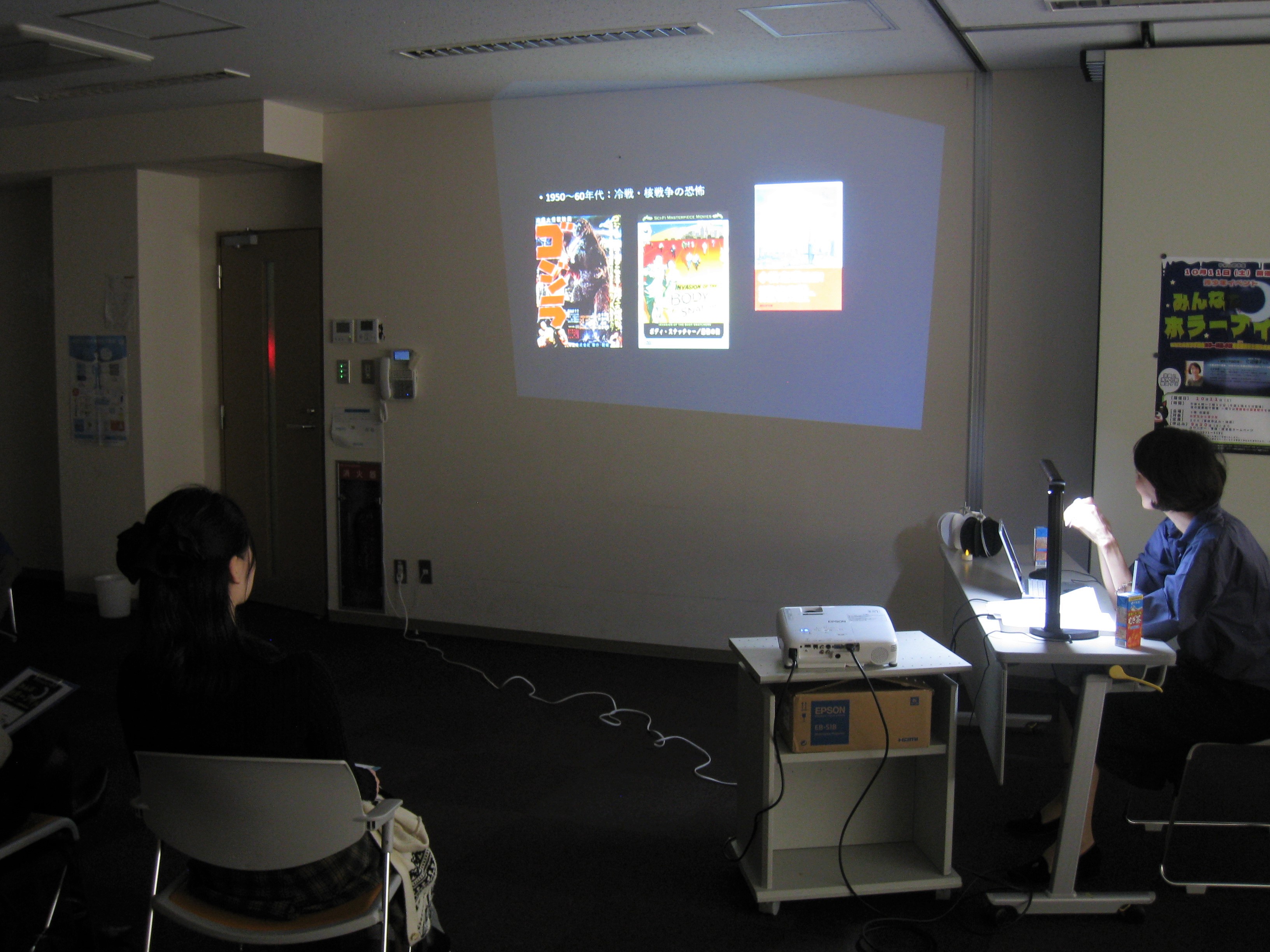 三辺先生が作品紹介している様子