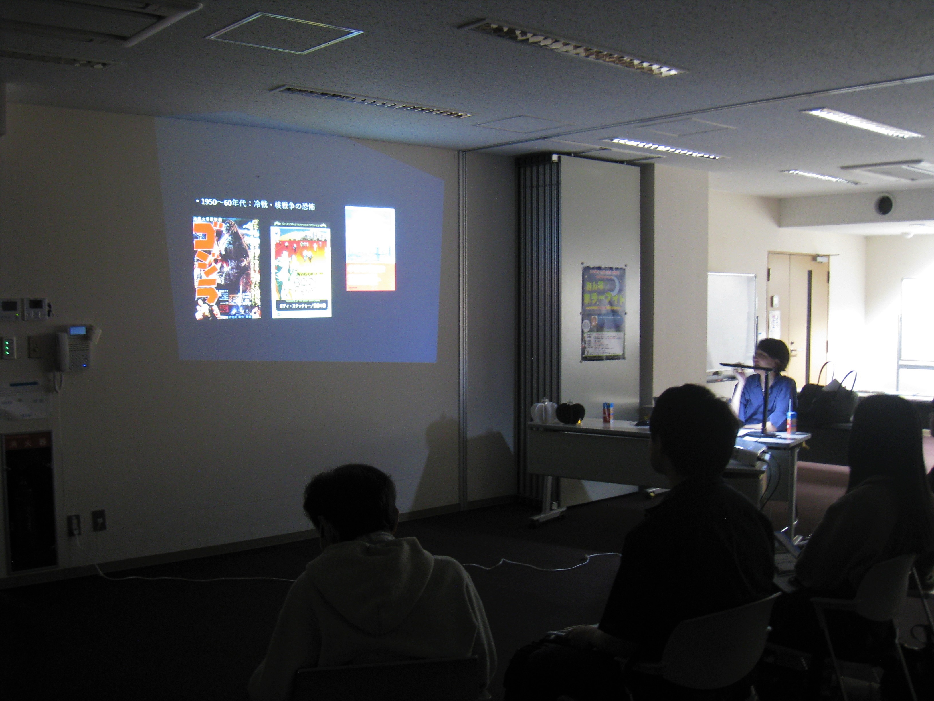 三辺先生が作品紹介している様子2