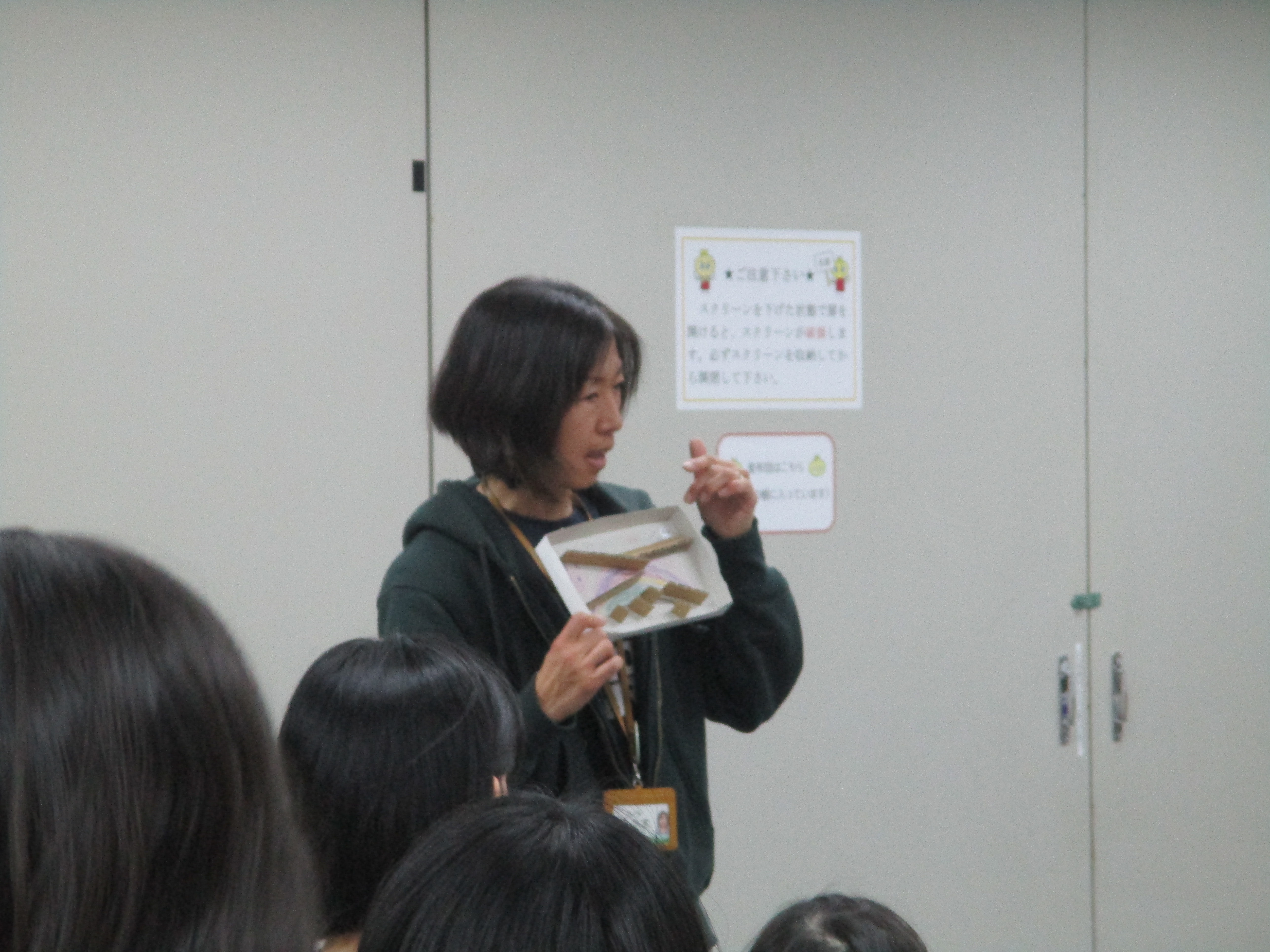 講師が工作の説明をする様子