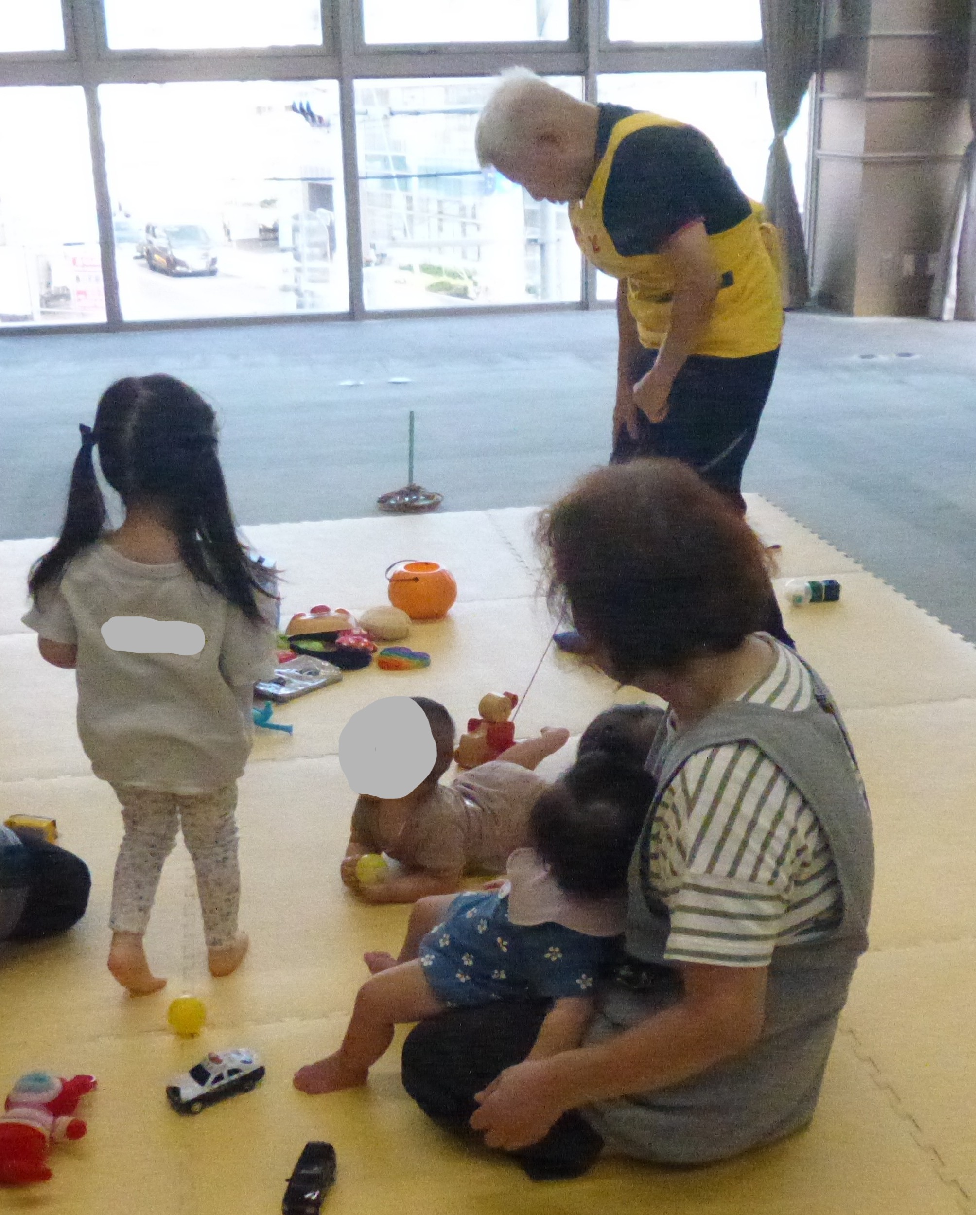 こども4名と保育者2名