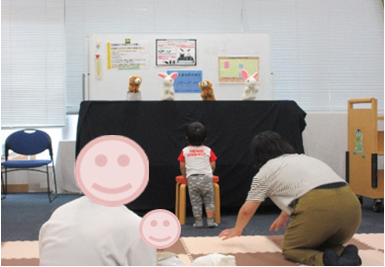 図書館スタッフによる人形劇の様子