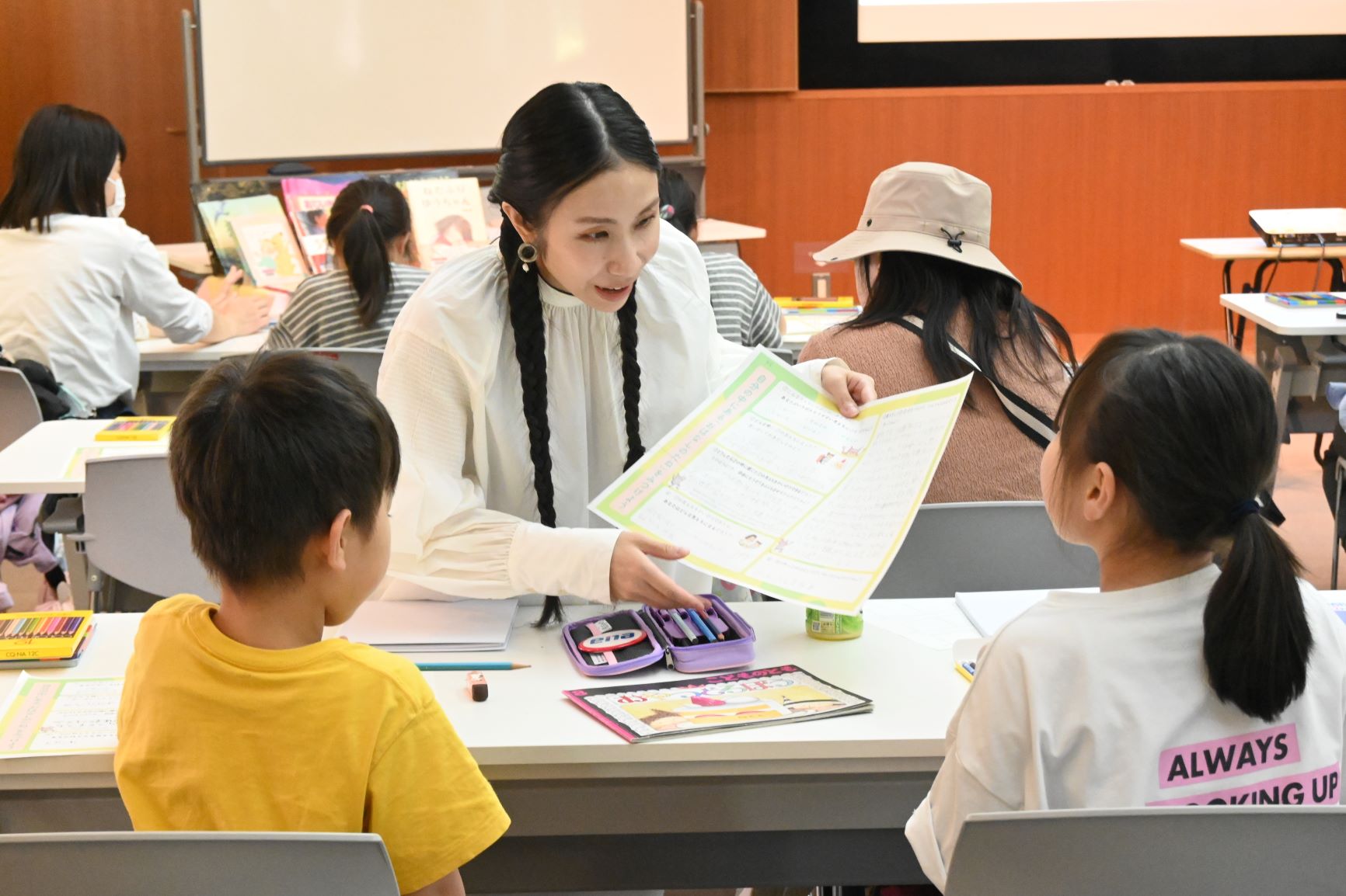 阿部結さんと子どもたちのワーク中の様子 阿部結さんと子どもたちのワーク中の様子