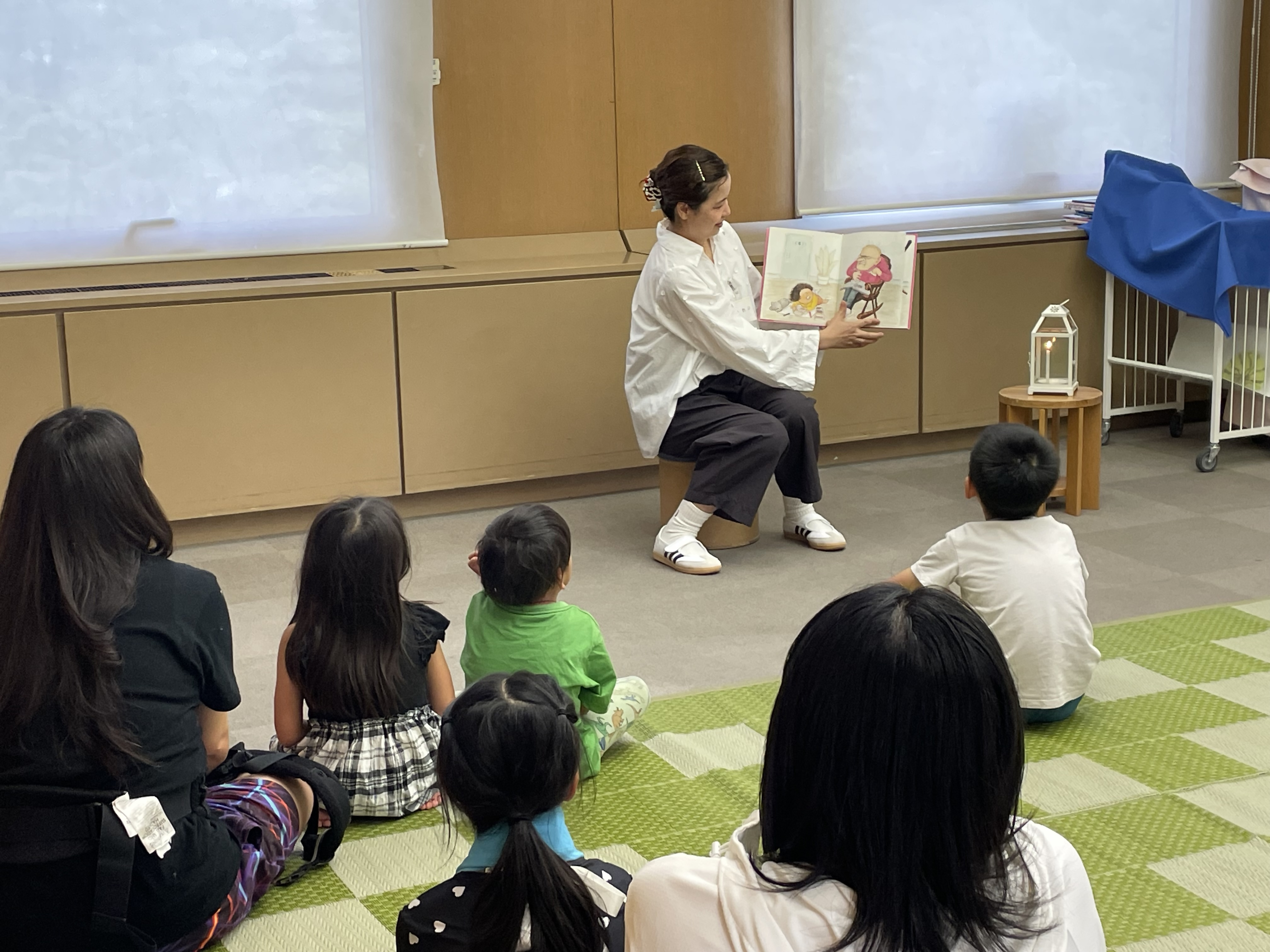 絵本読み聞かせの様子