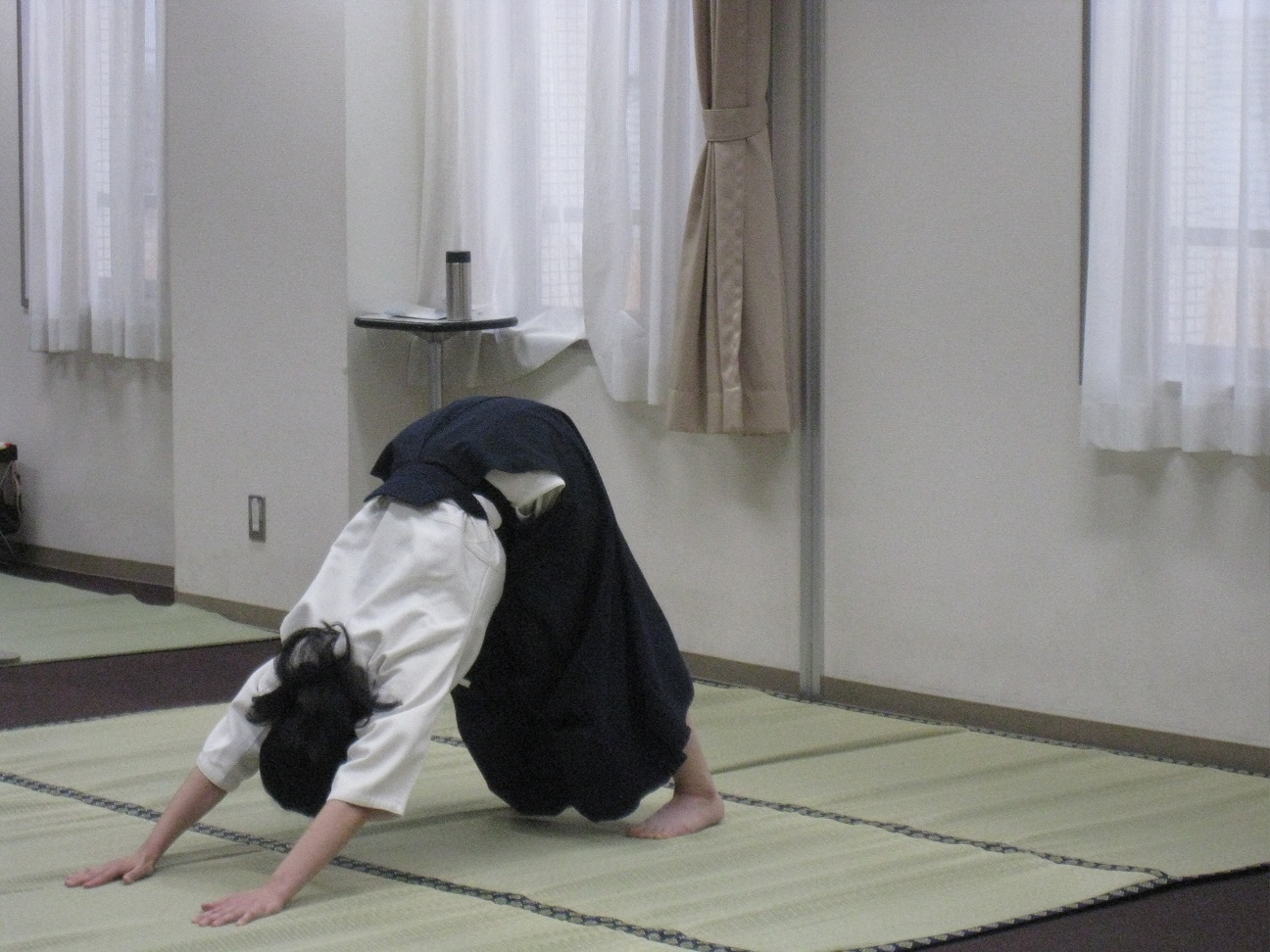 呼吸法講座　講師のストレッチの様子