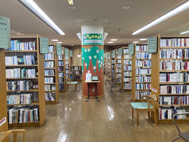 光が丘の図書館の木の書架内設置写真