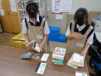 区内図書館の巡回便で届いた資料の仕分け作業