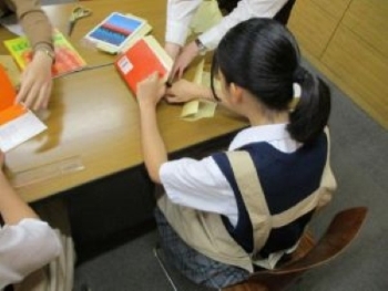本のフィルムコーティング作業の様子