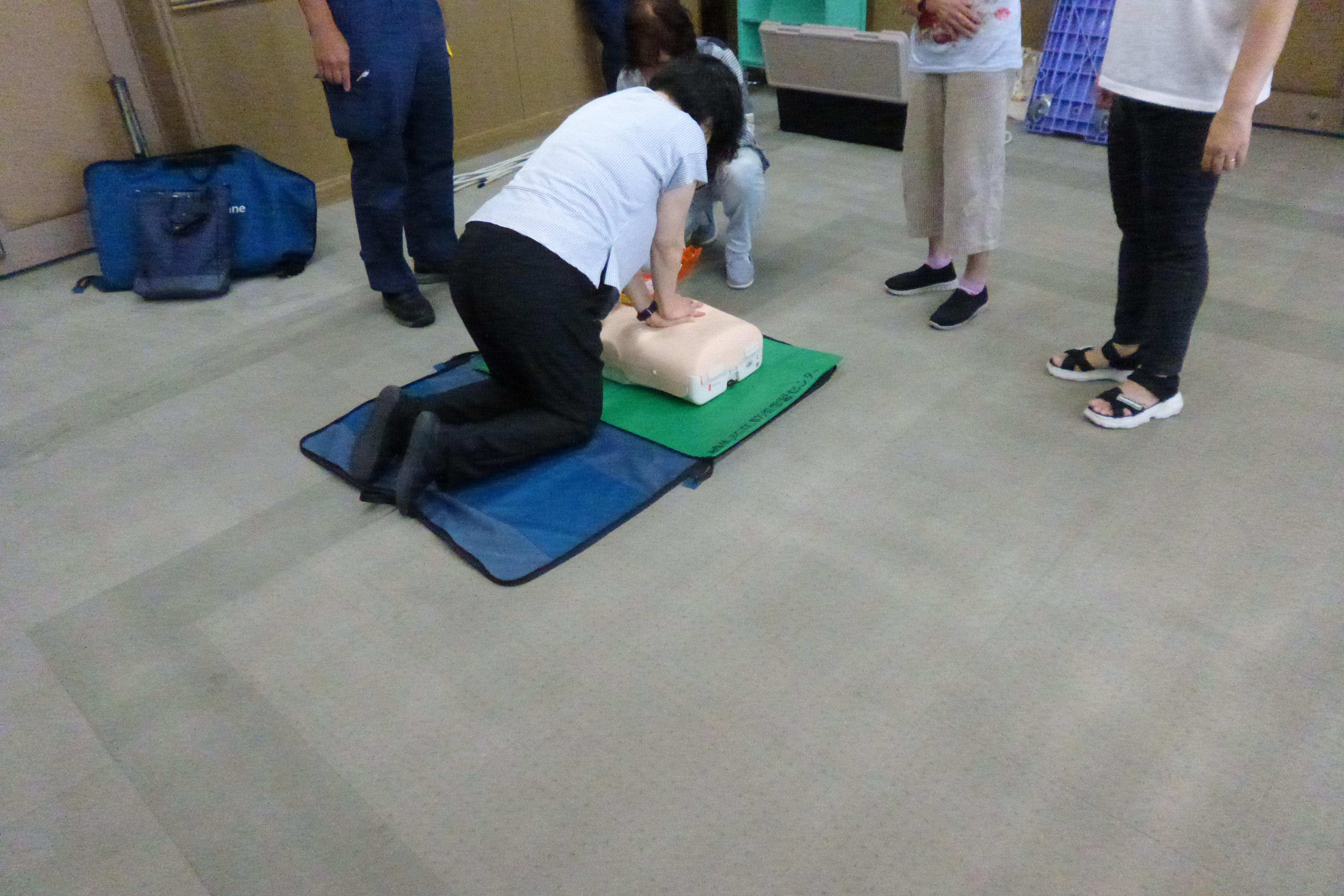 心臓マッサージの様子。人形に心臓マッサージをしている。 心臓マッサージの様子。人形に心臓マッサージをしている。