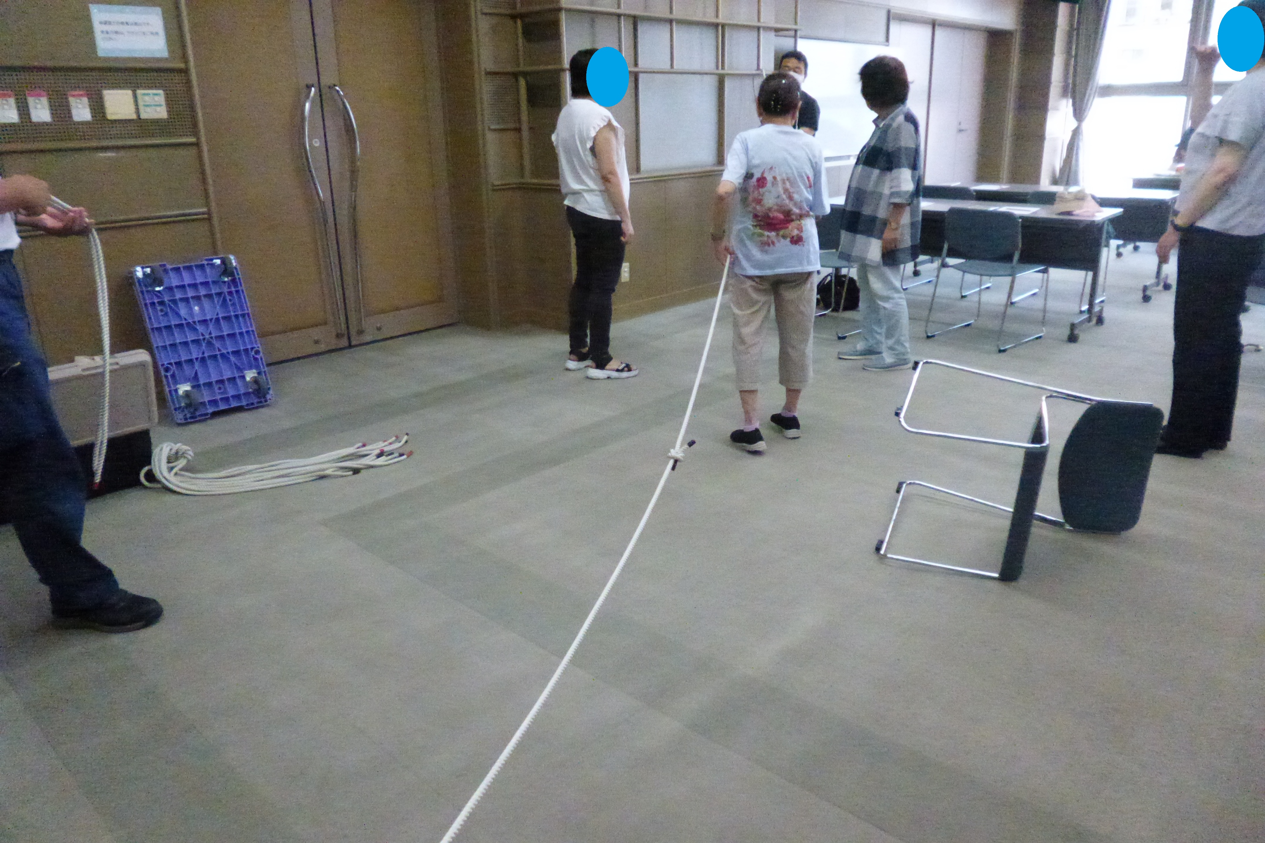 本結びの様子。ロープを繋げて長くしている。 本結びの様子。ロープを繋げて長くしている。