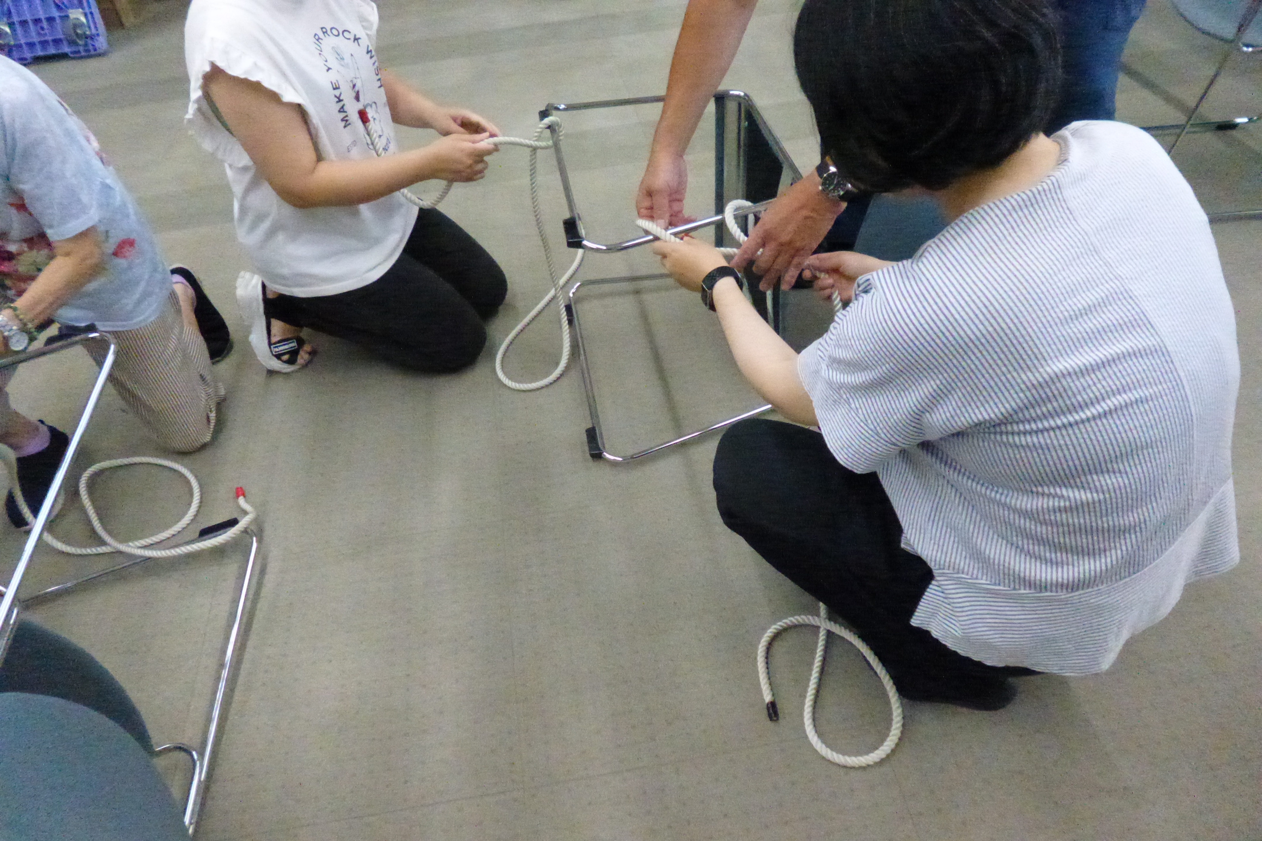 巻き結びの様子。ロープを椅子に結んでいる。 巻き結びの様子。ロープを椅子に結んでいる。